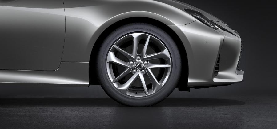 Детали экстерьера Lexus RC300h 2018 года  (WW) (фото 97 из 139)